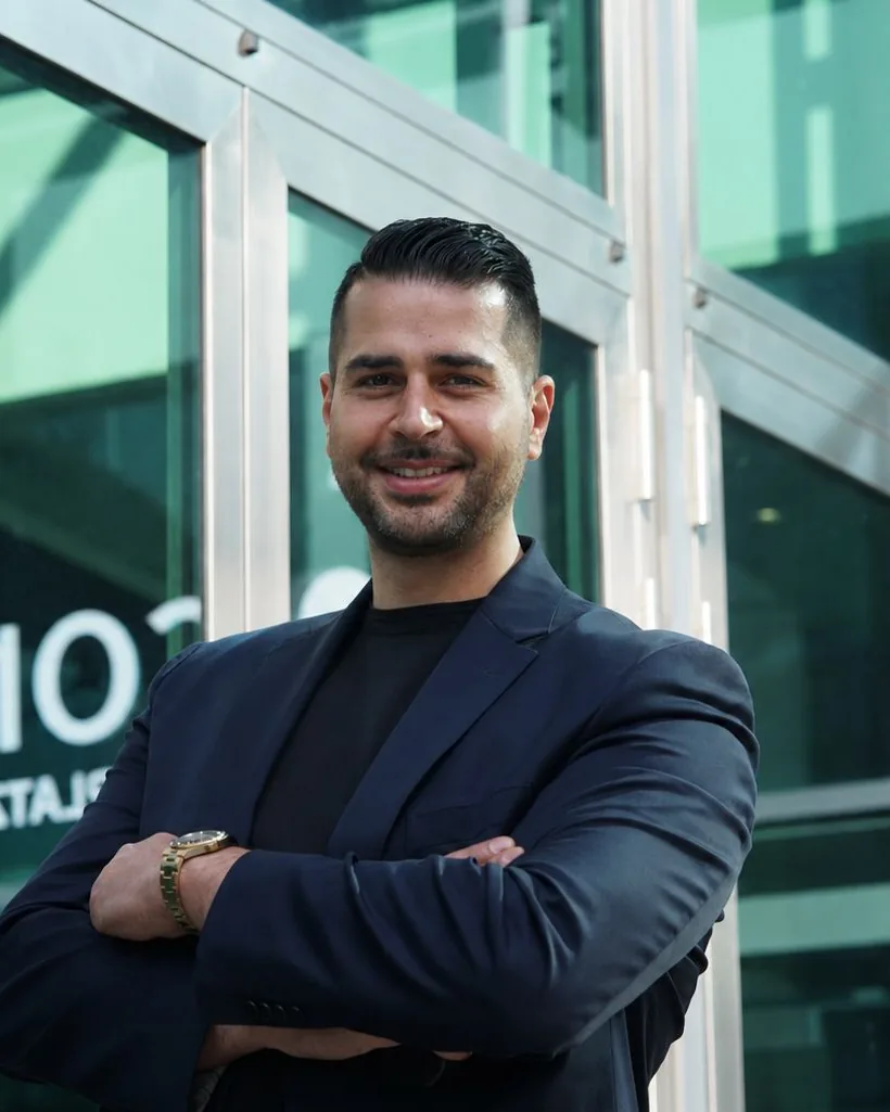 Ufuk Köroglu vor dem Büro am Rosengartenplatz in Mannheim